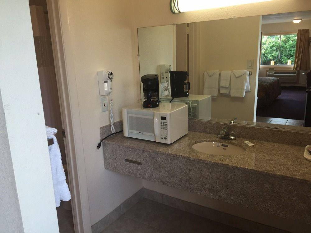 Belmont Inn And Suites Хамптън Екстериор снимка