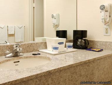 Belmont Inn And Suites Хамптън Стая снимка