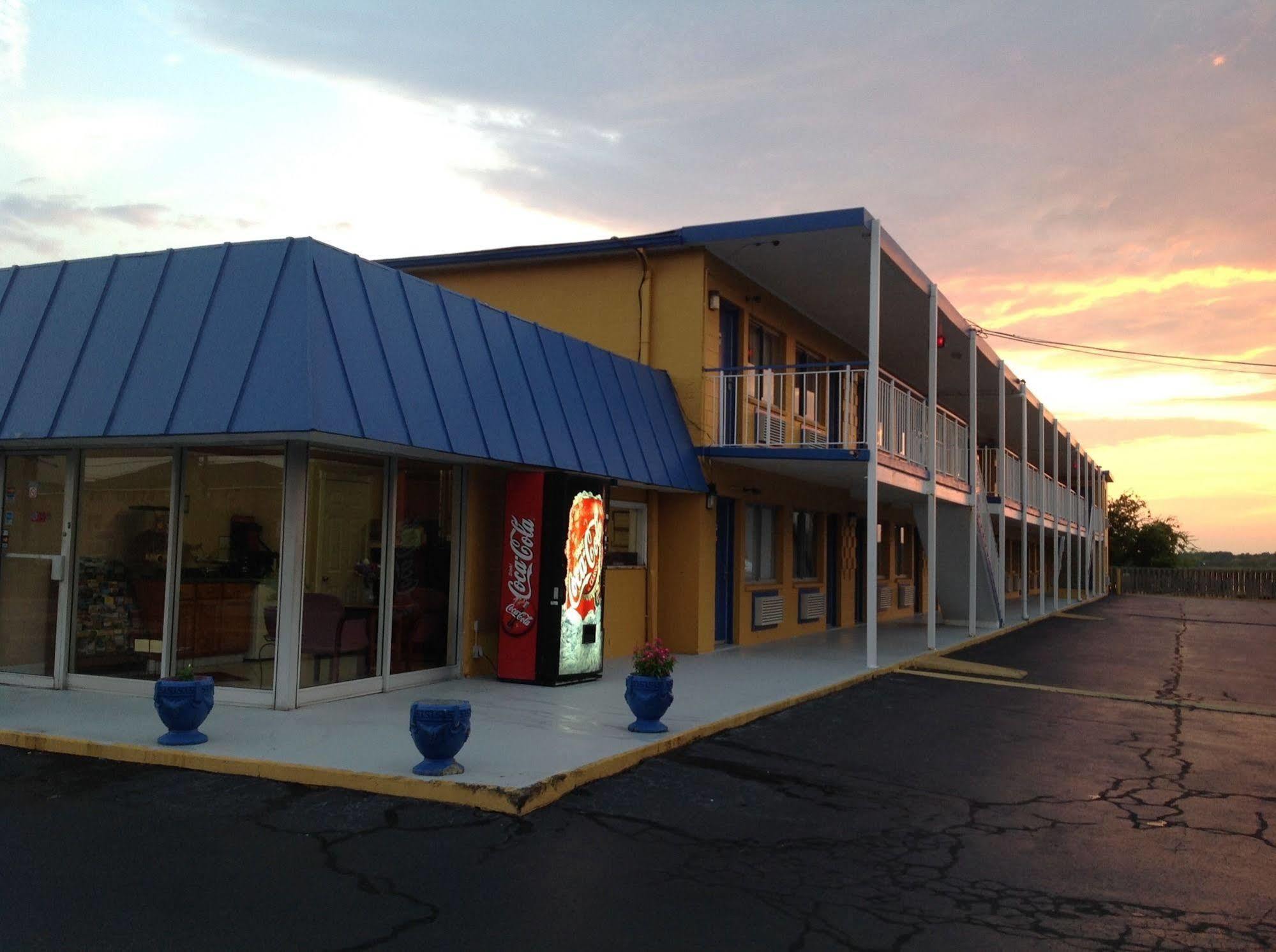 Belmont Inn And Suites Хамптън Екстериор снимка